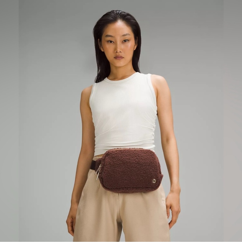 🆕 LULULEMON Athletica Everywhere Belt Bag Fleece LARGE 2L Brown Gold NWT - Picture 5 of 16